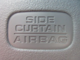 サイドカーテンエアバックシステムは、側面衝突時に大人から子供までさまざまな体格の乗員の頭部や頚部を広範囲で保護。特にセンターピラーへの頭部衝突を防ぐ展開性能を実現しています。