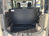 マルチボードを前後に分割することで荷物が整理しやすい荷室に。ペットとの旅で安全に載せるスペースも生まれます