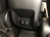 センターコンソールボックス下部には充電用USB端子が2個設置されています。後席に座る方も、気兼ねなくスマートフォン等の充電が可能です。