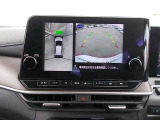 【アラウンドビューモニター】まるで車を空から見たような映像が映るので車両周辺の安全確認も一目でできます!小さなお子様や障害物も確認できるので、運転のし易さだけではなく事故防止にも役立ちます♪