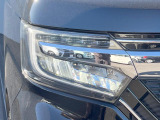 【LEDヘッドライト】悪天候や夜間走行時も良好な視界を確保し安心して運転できる高輝度LEDヘッドライトを装備!点灯速度が早く、消費電力も抑えられています。