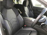 【コックピットシート】BMW車の主役席。車体中央にくる様に配置し車両重心とが一致する事でドライバーと車との一体感あるドライビングを実現。人間工学に基づき形成した形状が長時間のドライブ疲労も軽減します!
