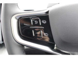 ステアリング左のスイッチは、設定された速度に自動調整しながら前方車両に追随できるアダプティブコントロールと車線の中央を走るようステアリングをコントロールするパイロットアシストのスイッチとなります。