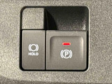 指先だけで簡単に操作が可能な電動パーキングブレーキを採用。「HOLD」スイッチを押すと、渋滞や信号待ちなどでブレーキペダルから足を離しても、ブレーキを保持するので安心です
