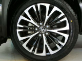 スポーティな印象を与えるアルミホイールです。どこまでも走っていきたくなるようなデザインですね♪