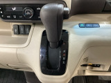 CVT車のセレクトレバーです。低速から高速まで、変速ショックのないスムーズな走りを実現するとともに、エンジン効率のよい領域を維持することで燃費にも貢献します。