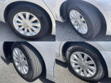 純正アルミホイールです。タイヤのこともご相談ください。