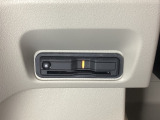ハンドルの左下にETCがついています。高速道路の料金所の通過も楽々です。 カードの取り出しもしやすい場所についています。