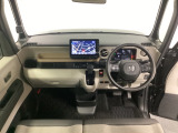 車内は光触媒抗菌消臭施工済です。インパネ周りはスタイリッシュなデザインで機能や装備も充実しています。グローブボックスやカップホルダーのほかにトレーなどたくさんの収納スペースが付いています。