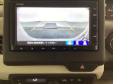 バックでの車庫入れも安心です! リアカメラが付いているバックモニター付のナビを装備しております。操作線もついており距離感も画面から確認できます。