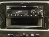 純正CDチューナーにはAUX入力端子がついてますので外部入力から音楽などを楽しめます。その下には1DIN分の小物入れがついています。CDケースなどを入れるのに便利です。