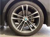 BMWの純正アロイホイールは軽量かつ強度にも優れているホイールで走行性能を引き上げる設計になっております。足元にもBMWは妥協がなくこだわっている個所になります。