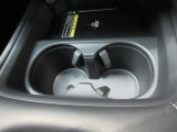 運転席と助手席の間にドリンクホルダーを配置しています。