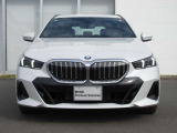 BMWと言えば特徴的なキドニーグリル。ダイナミックなフロントマスクを演出します。