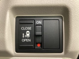 左側電動スライドドアは運転席からでも操作ができるように、ハンドル付近に開閉の操作スイッチが付いています。