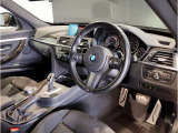 BMWの運転席はドライバーオリエンテッドという構造を採用。ドライバー目線の操作がしやすい設計になっており、ドライブ中にも目線の移動が少なく運転中にも簡単に操作ができます。