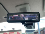 【インテリミラー】車両後方にあるカメラの画像をルームミラーに映し出します。シーンに応じて液晶モニターとミラーとを任意に切り替えることもできます
