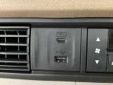 エアコン操作パネルの左側に、スマートフォンなどの充電可能なUSB端子と、音源などの外部入力の可能なUSB端子がついています。移動中に充電もできるので便利です。