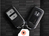◆スマートキー◆カギをバッグやポケットに入れたままでもドアロックの開閉ができる『スマートキー』付き!雨天や暗くなってもカギを取り出す必要がなくドアの開錠&エンジンも始動できます