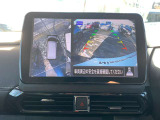 【全周囲カメラ】クルマの真上から見ているかのような映像が見れるので、駐車が苦手な方には特にうれしい装備です♪