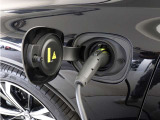 専用コードを接続するだけで簡単に充電が行えます。プラグインハイブリッドモデルRecharge T6 AWD PHEVは、走行中の充電のほか、自宅などに設置された充電機器からの充電が可能です。