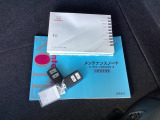 メンテナンスノート【整備記録簿】、取説も揃っています。スマートキーはバッグなどにしまったままボタン操作でエンジンの始動・停止ができて大変便利です。