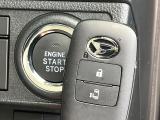 【キーフリーシステム】カバンやポケットに入れたままでもドアの施錠・解錠が可能なスマートキーを装備。エンジンのオン・オフ時もカギを取り出す必要が無いからとっても便利です♪