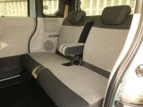 家族やご友人とBBQに行くとき、楽しさは道中の車内から始まっています!このベンチシートに座って、みんなで和気あいあい盛り上がりましょう!