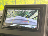 【バックカメラ】駐車時に後方がリアルタイム映像で確認できます。大型商業施設や立体駐車場での駐車時や、夜間のバック時に大活躍!運転スキルに関わらず、今や必須となった装備のひとつです!