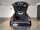 BMWではスペアタイヤが非搭載となるため、スペースは拡大されており、収納スペースとして利用可能。トランクの下にも収納スペースがあり、意外と役に立つスペースでございます。