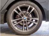 BMWの純正アロイホイールは軽量かつ強度にも優れているホイールで走行性能を引き上げる設計になっております。足元にもBMWは妥協がなくこだわっている個所になります。