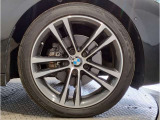 BMWの純正アロイホイールは軽量かつ強度にも優れているホイールで走行性能を引き上げる設計になっております。足元にもBMWは妥協がなくこだわっている個所になります。