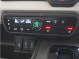 フルオートエアコン搭載で好みの温度に設定するだけで、風量などを自動でコントロール!快適な車内にしてくれます。また体を直接温めてくれるシートヒーターが装備されていますので、冬場はとても快適です。