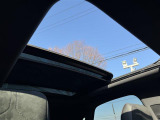 ガラスルーフで車内も明るくなります!ルーフを開放するととても気持ちが良いですね!