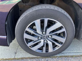 純正アルミ。タイヤサイズは165/65R14、現在は夏タイヤ装着で残り溝は約4ミリです