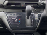 シフトレバーはシンプルで使いやすいです。オートエアコンはタッチパネル式