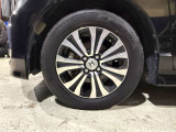 ホイールだけでも車のイメージがかなり変わりますね。