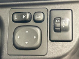 【電動格納ミラー】サイドミラーは電動格納式となっており、狭い駐車場でもキズがつくリスクを抑えられます。