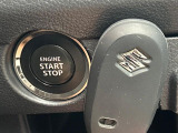 【キーレススタートシステム】カバンやポケットに入れたままでもドアの施錠・解錠が可能なスマートキーを装備。エンジンのオン・オフ時もカギを取り出す必要が無いからとっても便利です♪