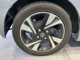 エクステリアに合ったデザインでスタイリッシュなアルミホイールが足もとに装着されております。