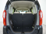コンパクトなボディでもたっぷり詰めます。更にシートスライド機構や、チップアップ・ダイブダウン機構で、普段のお買い物や通勤から、レジャーまで多彩な使い勝手で日々快適に使用していただけるお車です。