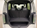 後部座席をリクライニングしても余裕のある荷室です♪