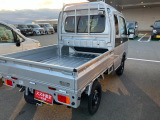&rarr;斜め後ろからの特徴的なフォルム。豊富なロープフックにより、積荷に合わせて多彩なロープがけができます。シフト入れまちがいなどの不意の後退を回避する【後方誤発進抑制機能】