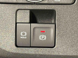 指先だけで簡単に操作が可能な電動パーキングブレーキを採用。「HOLD」スイッチを押すと、渋滞や信号待ちなどでブレーキペダルから足を離しても、ブレーキを保持するので安心です