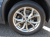 BMW純正アルミホイールです。納車時にはアルミホイールコーティングも承っております!是非ご検討下さいませ。