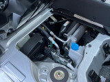 運転席の下にあります。整備工場で点検・整備してからのお渡しです!エンジンルームもきれいです♪ くわしくはスタッフへ!