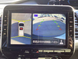 【アラウンドビューモニター】周囲を見渡せる映像で、スムースな駐車をサポートします