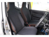 さまざまな体格の方が快適に運転できるよう配慮したシートと、操作性を考慮したステアリングホイール、ペダル、シフトレバーは、楽な運転姿勢と適切な操作性の確保により疲労を低減します。