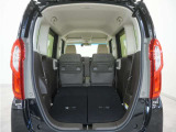 2列目シートを倒すことで、大変広いラゲッジスペースとなります。大きな荷物を積んだりと様々な用途にご利用いただけます。