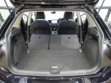 後部座席を収納すれば広い荷室を更に拡大。大きな荷物もお任せください